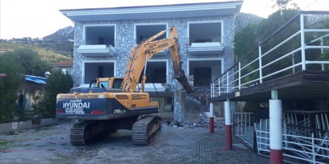 Marmaris'te imara aykırı binaların yıkımına devam ediliyor
