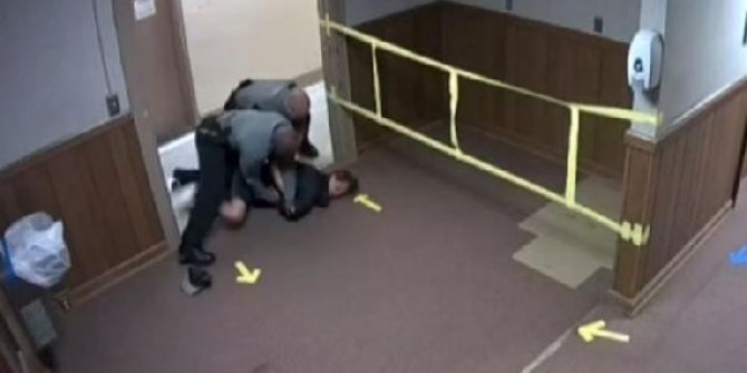 ABD’de nöbet geçiren genci gözaltına alan polislere tepki