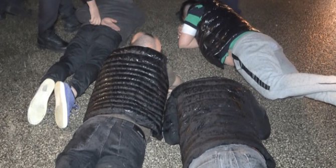 Kısıtlamayı ihlal eden 4 kişi, 25 kilometrelik kovalamaca sonunda kaza yapınca yakalandı