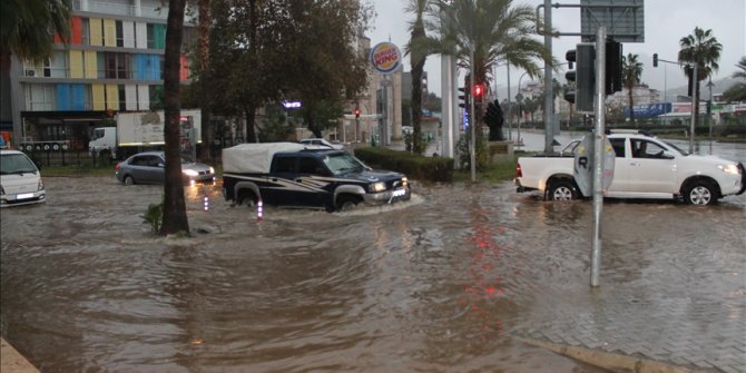 Antalya'da sağanak, dolu ve kar etkili oldu