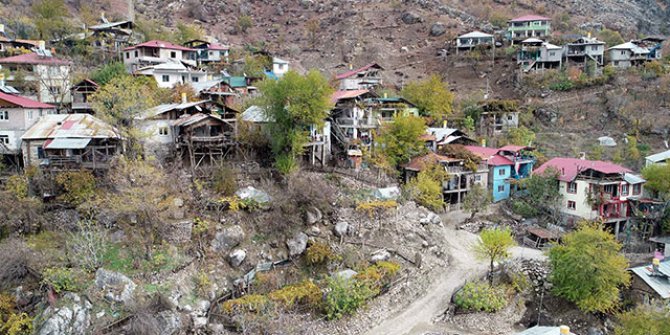 Kadınların ekmek pişirmek için bir araya gelmesiyle virüsün yaydığı mahalleye karantina