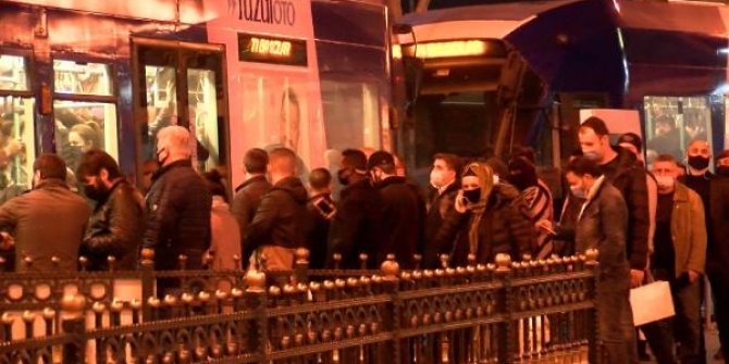 Metrobüs ve tramvay duraklarında yoğunluk