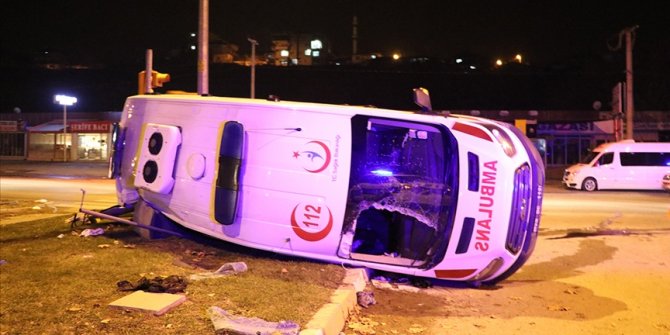 Denizli'de ambulans ile minibüs çarpıştı: 14 yaralı