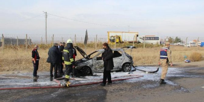 Tarladan dönen çiftçinin otomobili yandı