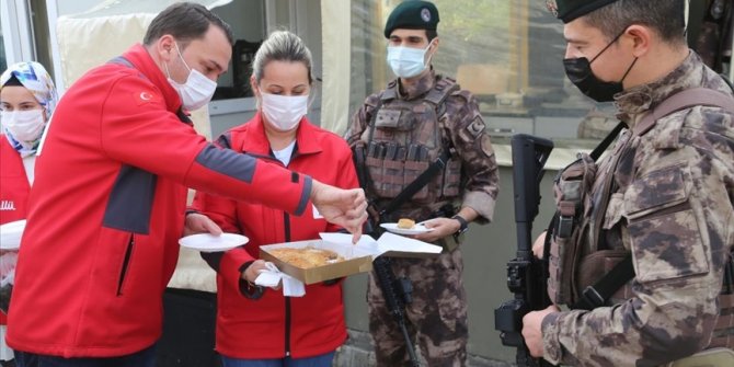 Türk Kızılay ekiplerinden güvenlik güçlerine çay ve baklava ikramı