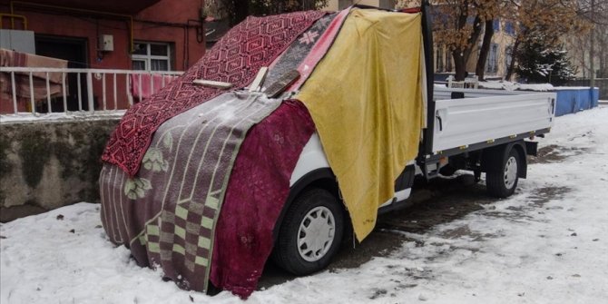 Kars'ta araçlar soğuktan halı ve battaniyelerle korunuyor
