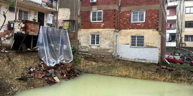 İzmir'de sağanak; yol çöktü, kayan bina tahliye edildi