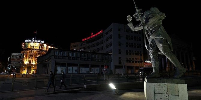 Türkiye genelinde hafta sonu kesintisiz uygulanan sokağa çıkma kısıtlaması sona erdi