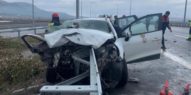Otomobil bariyerlere ok gibi saplandı: 3 yaralı