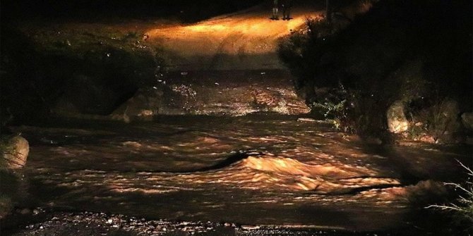 İzmir'de sel sularına kapılan araçtaki 5 kişiden ikisi kayboldu