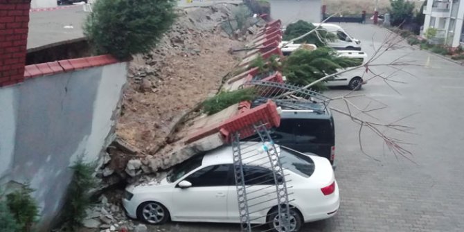 İzmir'de sitenin istinat duvarı çöktü: 20 araçta hasar var