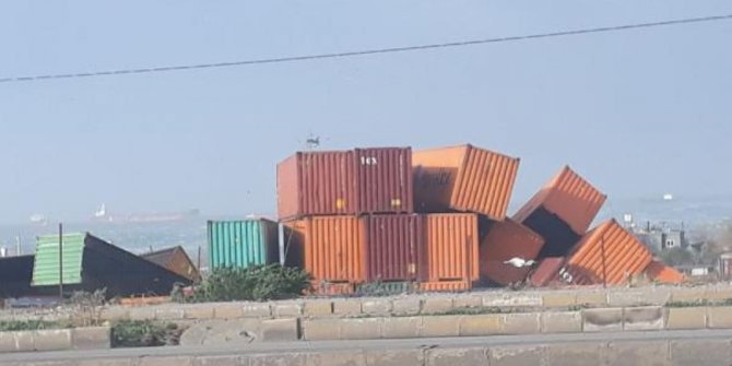 İskenderun'da fırtına; konteynerler devrildi