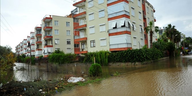 Antalya'daki kuvvetli yağışta evlerini su basan vatandaşlar temizlik çalışması yapıyor