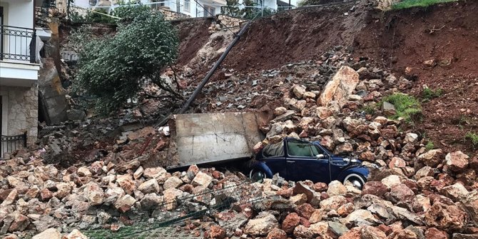 Antalya'da kuvvetli yağış etkisini sürdürüyor