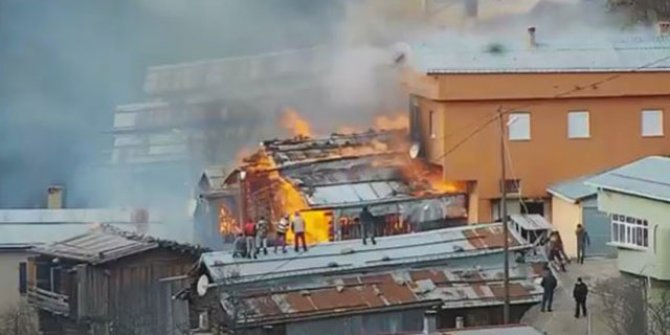 Rize’de köyde yangın; 8 ev alev aldı, ekipler müdahale ediyor
