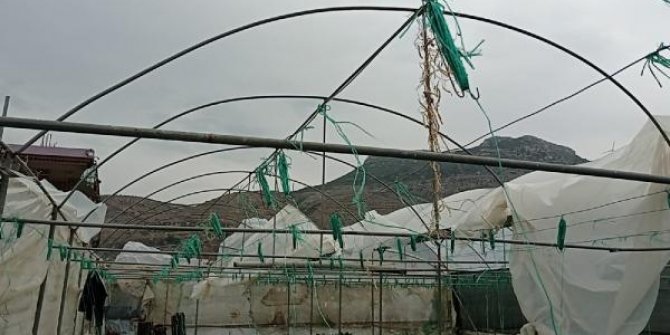 Samandağ’da şiddetli rüzgar seralara zarar verdi