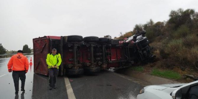 Mersin'de, yağmurla kayganlaşan yolda TIR devrildi