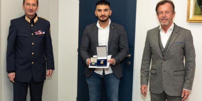 Avusturya’da Türk gençlere şeref madalyası verildi