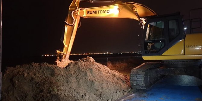 İzmir'de taşkını önlemek amacıyla denizin önüne set çekiliyor