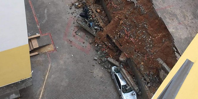 Sağanakta sitenin istinat duvarı çöktü; 3 araç hurda oldu