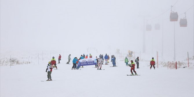 Erciyes'te kar kalınlığı 40 santimetreye ulaştı, kayak sezonu açıldı