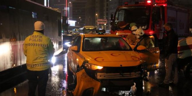 Şişli'de servis minibüsü devrildi
