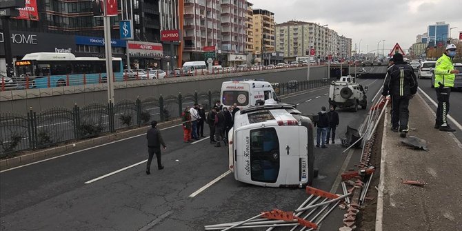 Diyarbakır'da yolcu minibüsü devrildi: 7 yaralı