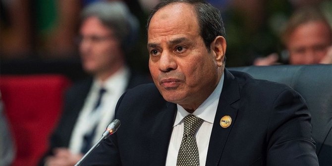 Mısır Cumhurbaşkanı Sisi'nin öğrencilere kurşun geçirmez camdan konuşma yapması alay konusu oldu