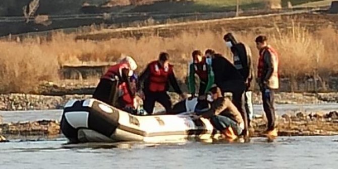 Bingöl'de suda mahsur kalan 6 kişilik aile kurtarıldı