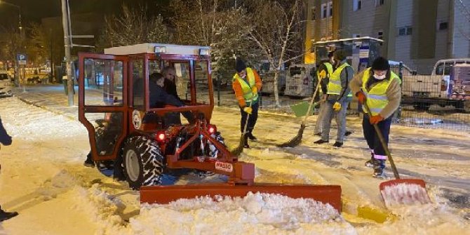 Ardahan’da lapa lapa yağan kar nedeniyle kent beyaza büründü