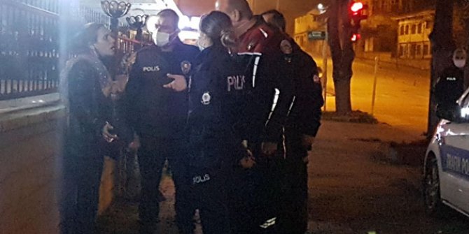 Maske takmamak ve sigara içmeye devam etmek için direndi