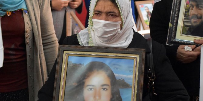 Bingöl'den kızı için evlat nöbetine katılan anne Göze: HDP'den kızımı istiyorum. Allah aşkına kızım gel. Seni özledim