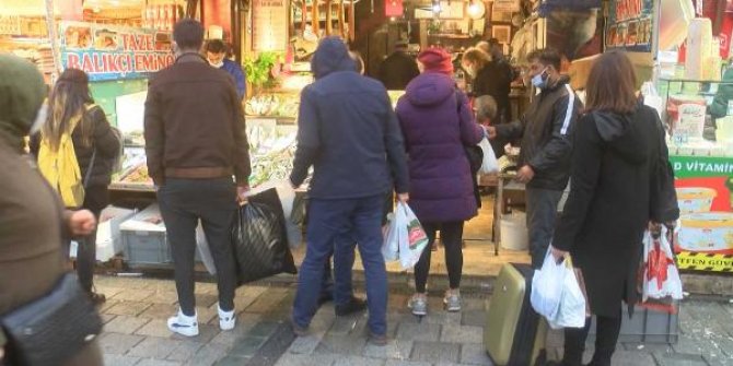 Kısıtlama öncesi Eminönü'nde alışveriş yoğunluğu
