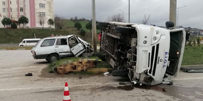 Çanakkale’de servis minibüsü ile otomobil çarpıştı: 1 ölü, 4 yaralı