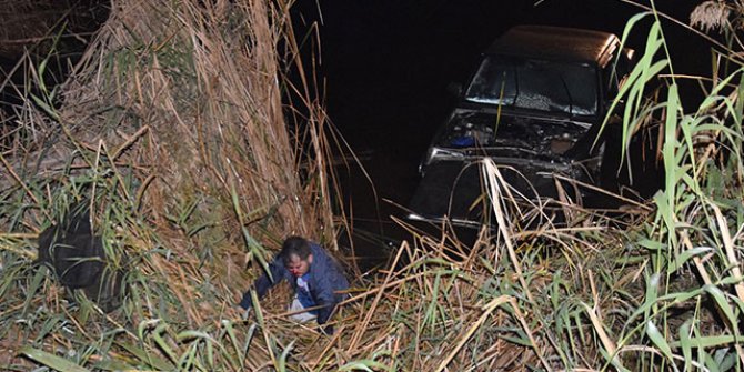 Otomobiliyle dereye uçan alkollü sürücü, güçlükle ikna edilip, kurtarıldı