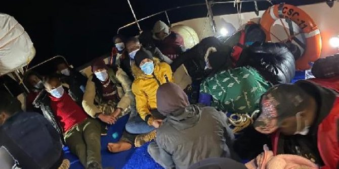 Yunan unsurlarının ölüme terk ettiği 38 kaçak göçmen kurtarıldı
