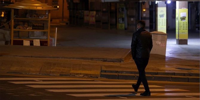 Türkiye genelinde hafta sonu kesintisiz uygulanan sokağa çıkma kısıtlaması sona erdi
