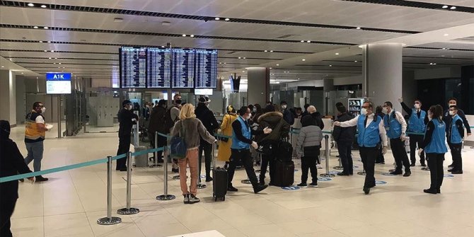 İngiltere'den İstanbul'a gelen yolculara mutasyon riski nedeniyle koronavirüs testi yapıldı