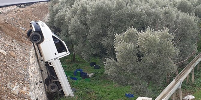 Kaza sonrası terk edilen kamyonet, arazide dik olarak bulundu