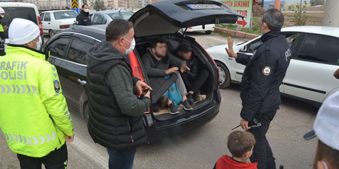 Hatay'da 5 kişilik araçtan 12 kaçak göçmen çıktı