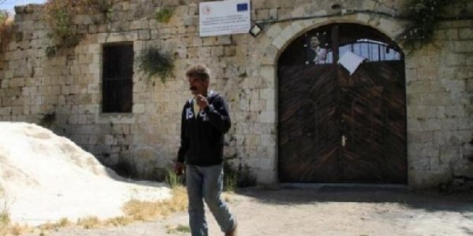 Yahudi yerleşimciler Filistin'deki Osmanlı yapıtı Laben Han'a saldırdı