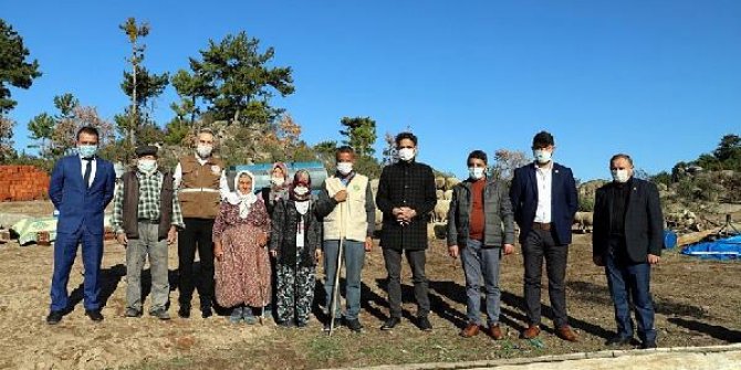 Koyunları telef olan aileyi Bakan Pakdemirli sevindirdi