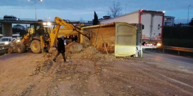 Hafriyat kamyonu devrildi tonlarca toprak yola döküldü