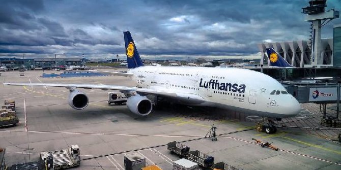 Almanya’da Lufthansa havayollarından İngiltere’ye 80 ton gıda sevkiyatı