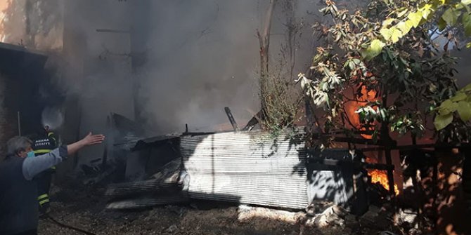 Adana'da evde çıkan yangın, çevredeki binalara da sıçradı