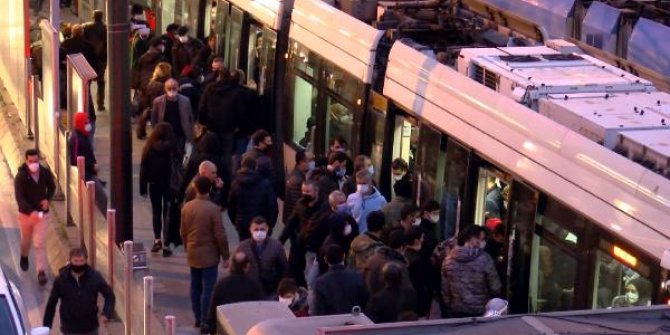Fatih Aksaray'da tramvay kapısı kalabalıktan kapanmadı