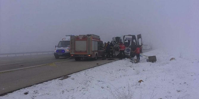 Hakkari'de yolcu otobüsü tırla çarpıştı: 4 ölü, 5 yaralı