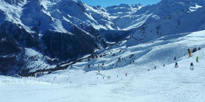 İsviçre’de karantinada kalmak istemeyen 200 İngiliz turist otelden kaçtı