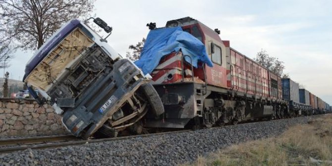 Elazığ'da tren, kamyona çarptı: 5 yaralı