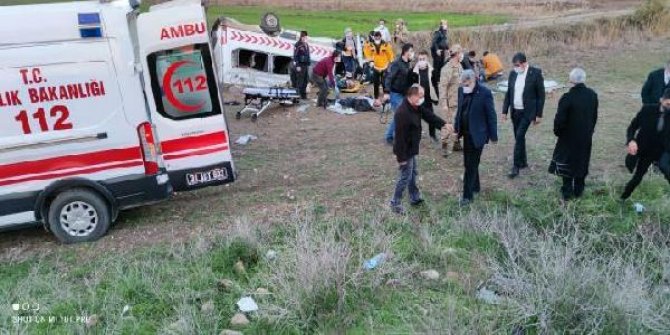 Sağlık personelini taşıyan araç şarampole devrildi: 1 ölü, 12 yaralı